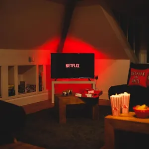 Games And Movies Lounge 7 Bed Centre Apartment